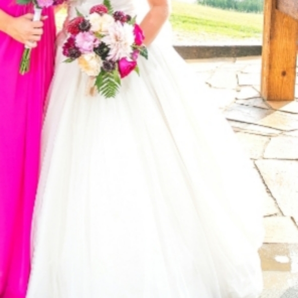 Vera Wang Wedding Dress - Picture 5 of 9